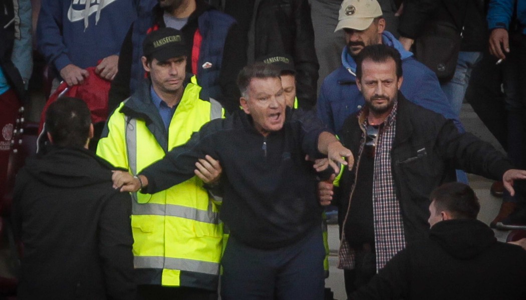 Ο Α.Κούγιας πιάστηκε στα χέρια με οπαδό της ΑΕΛ στα μπουζούκια: «Έπεσαν» μπουνιές (βίντεο)