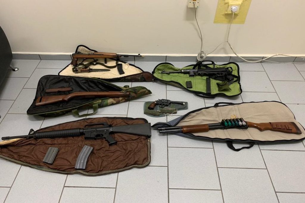 Χειροπέδες σε δύο άτομα στη Σύρο – Είχαν στήσει ολόκληρο οπλοστάσιο (φώτο)