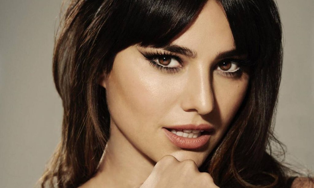 Κι όμως η Ηλιάνα Παπαγεωργίου έχει κάνει ακόμα και αυτά:  Pizza girl και… πολιτικό ρεπορτάζ (βίντεο)