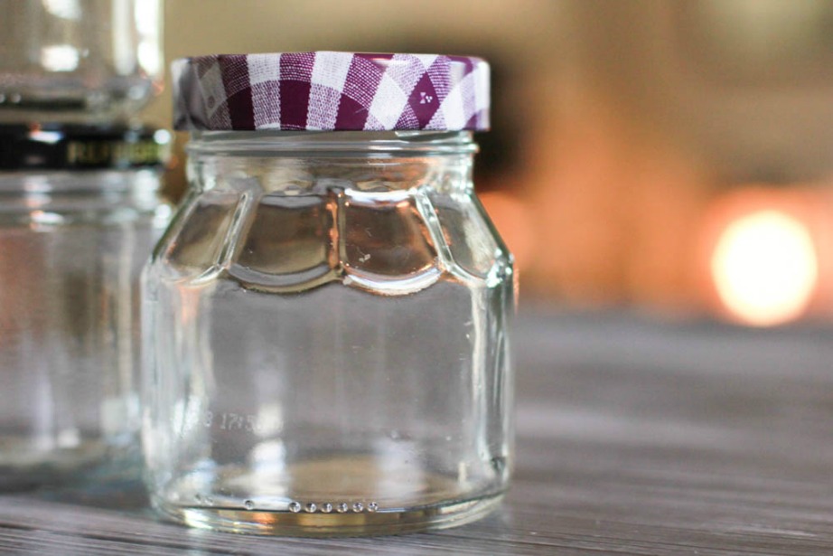 Πώς αφαιρείς εύκολα τις ετικέτες από τα βάζα; (βίντεο)