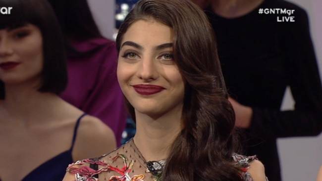 GNTM 2: Η Ειρήνη Καζαριάν επέστρεψε στο παιχνίδι – Φωτογραφήθηκε με τις παίκτριες αυτού του κύκλου (βίντεο)