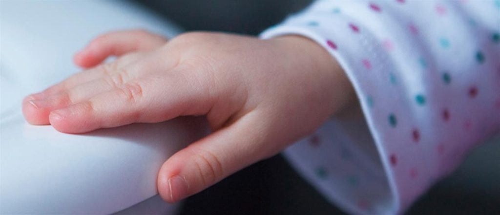 Τραγωδία στο Ίλιον: Από ασφυξία προήλθε ο θάνατος του 2,5χρονου – Έφερε εκδορές και εκχυμώσεις στο πρόσωπο (βίντεο)