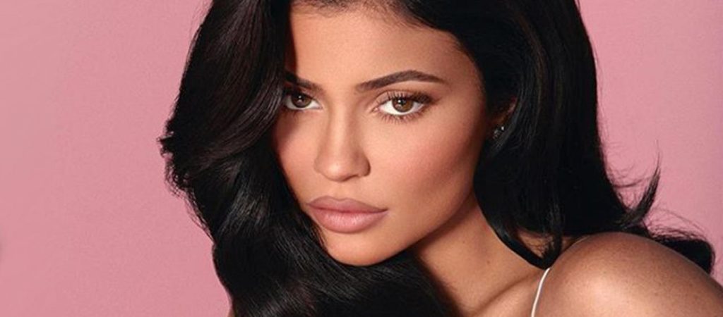 Κάιλι Τζένερ: Kαυτές καληνύχτες… σε ρόζ εσώρouχα! (βίντεο)