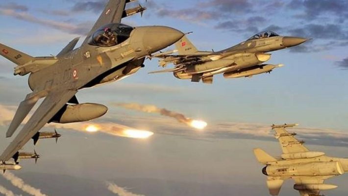 «Μπήκαμε στο αεροδρόμιό τους»: Οι 2 νεαροί Έλληνες πιλότοι που έπαιξαν με τη φωτιά της τουρκικής μηχανής