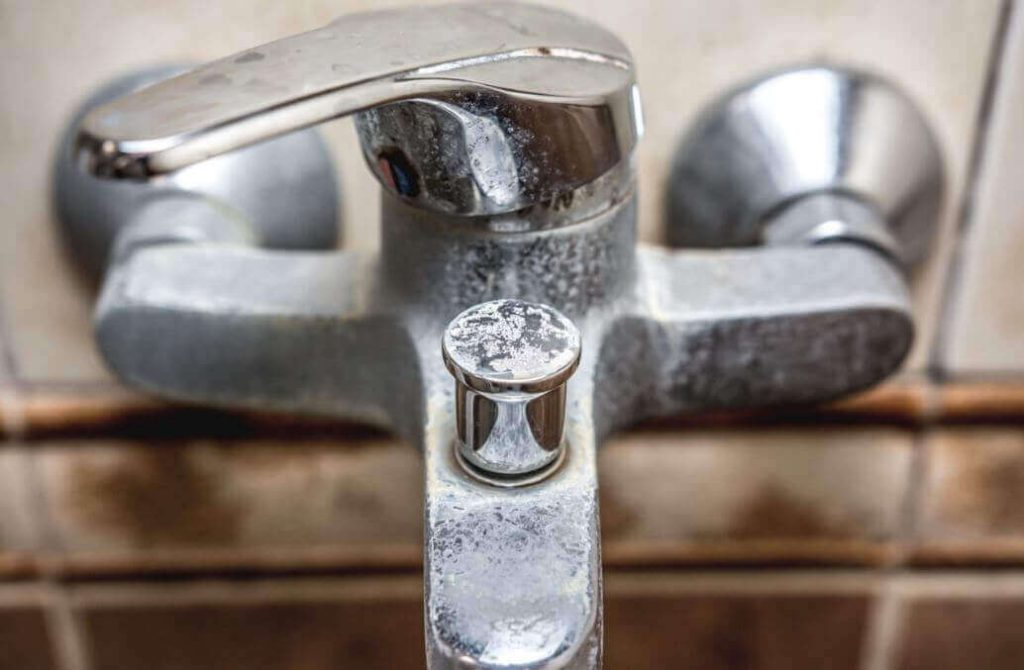 Πώς θα βγάλετε εύκολα τα άλατα από τον νιπτήρα (βίντεο)