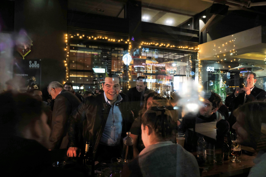 Τα νυχτοπερπατήματα του Α.Τσίπρα σε μπαρ στην Αλεξανδρούπολη – Selfie με Τούρκους