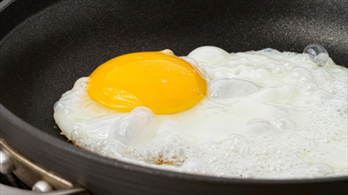 Αυτός είναι ο… καινούριος τρόπος για να τηγανίζετε τα αυγά σας (βίντεο)