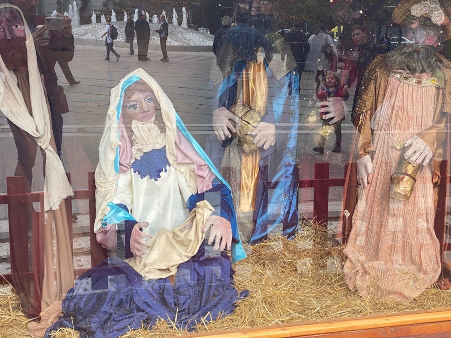 Λάρισα: Έφτιαξαν φάτνη με τζαμαρία για να μην κλαπεί ξανά το Θείο Βρέφος (φωτο)