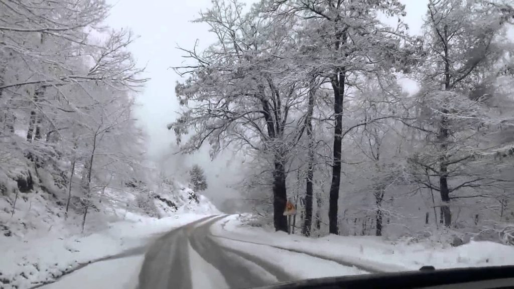 «Ντύθηκε» στα λευκά η Ξάνθη – Έπεσαν τα πρώτα χιόνια