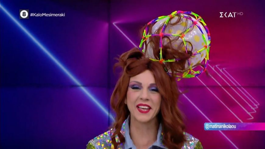 Nίκος Μουτσινάς: Η Βάνια εμφανίστηκε με την δίδυμη αδελφή της – Η αντίδραση του παρουσιαστή (βίντεο)