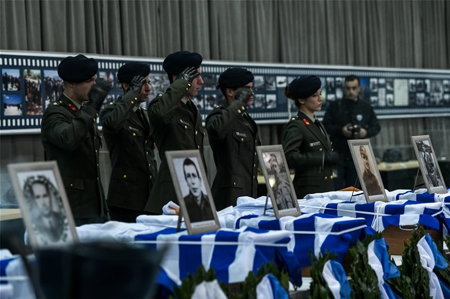 Tα λείψανα 6 Ελλήνων στρατιωτικών που έπεσαν στην Κύπρο ήρθαν στην Ελλάδα 41 χρόνια μετά (φωτο)