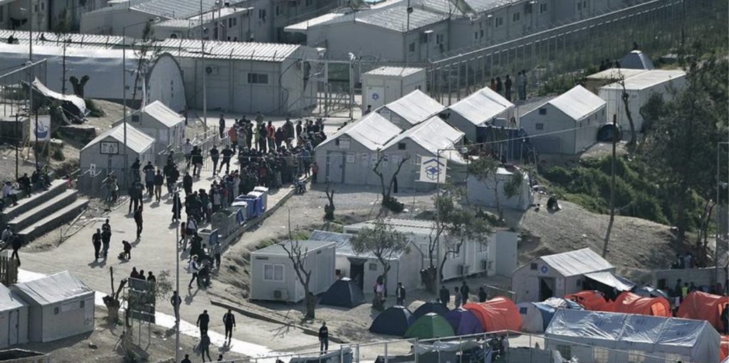 Λέσβος: Πυρκαγιά στο hotspot του Καρά Τεπέ – Νεκρή μία αλλοδαπή