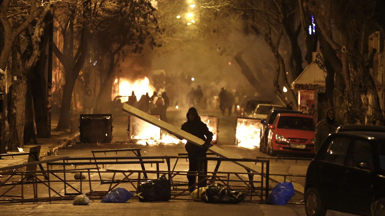 Έτσι ξεκίνησαν να καίνε την Αθήνα: Βίντεο ντοκουμέντο από τα πρώτα επεισόδια μετά τη δολοφονία Γρηγορόπουλου (βίντεο)