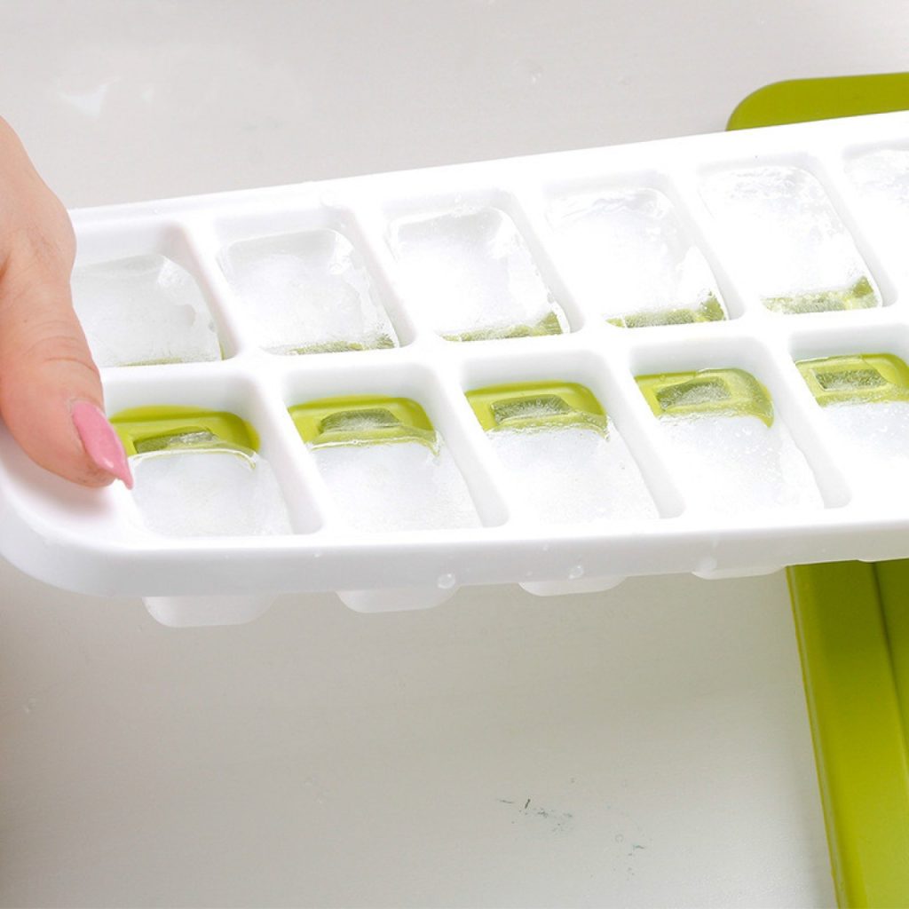 Έβαλε σε παγοθήκη ξύδι και λεμόνι – Δεν μπορείτε να φανταστείτε το αποτέλεσμα (βίντεο)