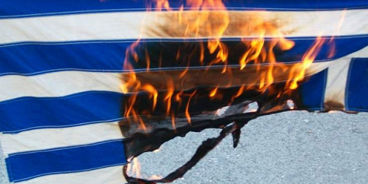 Αριστερός αστυνομικός έκαψε την ελληνική σημαία «για να εκδικηθεί την ακροδεξιά»!