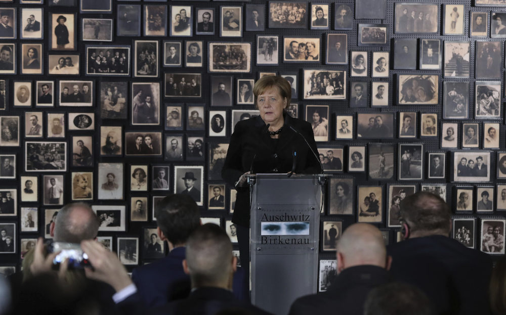 Η Άνγκελα Μέρκελ στο Άουσβιτς: «Νιώθω βαθιά ντροπή για τις θηριωδίες των Ναζί» (βίντεο)