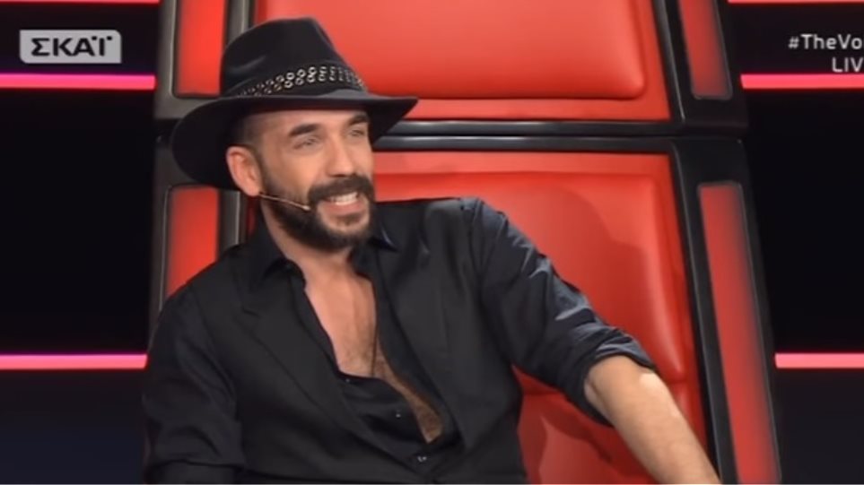 Voice: Εμφανίστηκε με περικεφαλαία στο πλατό της εκπομπής (βίντεο)