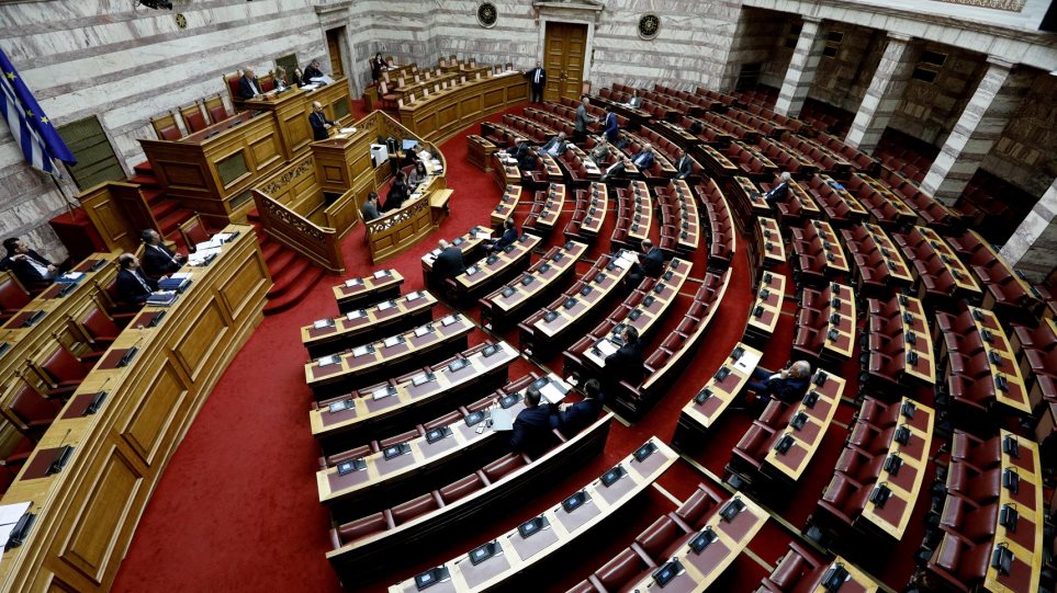 Βουλή: Διυπουργικό νομοσχέδιο για προσλήψεις γιατρών για αλλοδαπούς και για συνοριοφύλακες