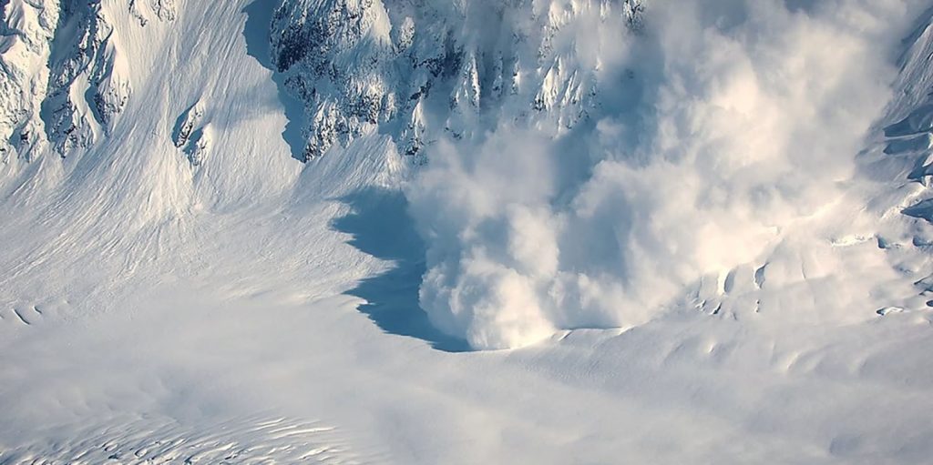 Βιομηχανικό χιόνι: Τι είναι το σπάνιο φαινόμενο που ντύνει στα λευκά βιομηχανικές πόλεις