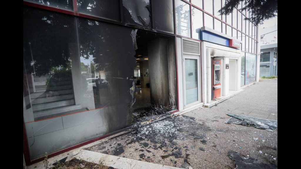 Νυχτερινό μπαράζ επιθέσεων από ακροαριστερούς σε 13 καταστήματα – 5 ΑΤΜ και 3 δημόσιες υπηρεσίες