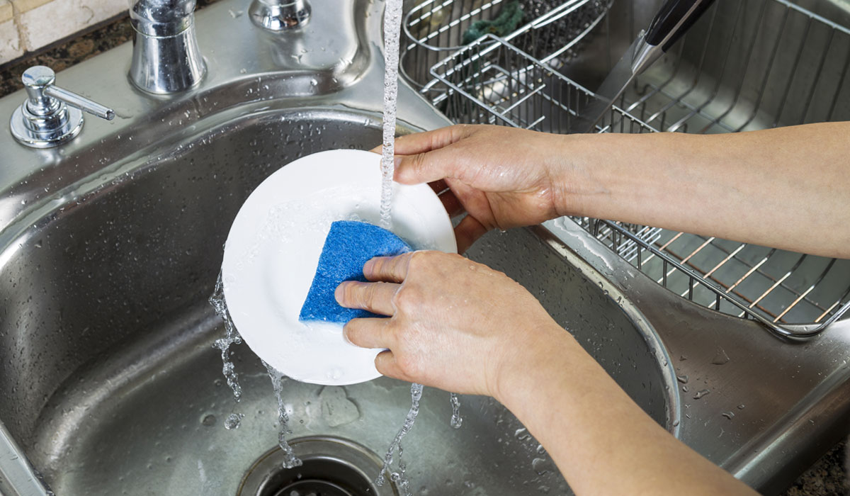 Πλένεις τα πιάτα στο χέρι; – Αυτό το κόλπο θα στο κάνει «παιχνιδάκι»