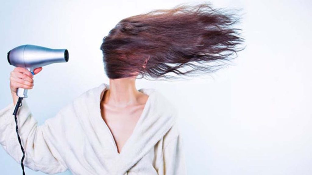 Δείτε κάθε πότε πρέπει να καθαρίζετε το πιστολάκι των μαλλιών (βίντεο)