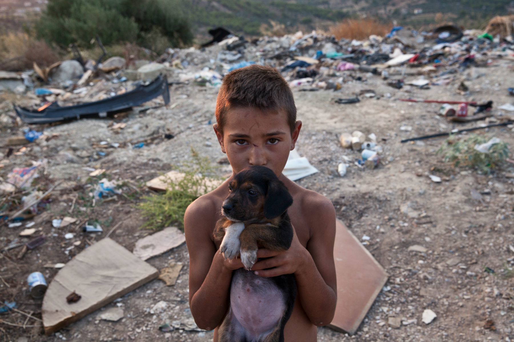 Διδυμότειχο: Αφαίρεσαν από τους Ρομά γονείς την επιμέλεια του βρέφους που έτρωγαν ζωντανό τα ποντίκια – Εικόνες ντροπής