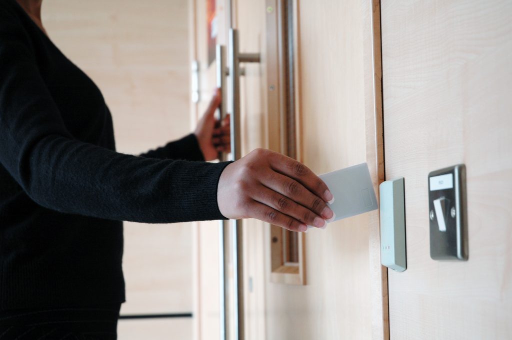 «Κλείδωσα; Ας ελέγξω πάλι…» – Τι πυροδοτεί τη συνήθεια που έχουμε σχεδόν όλοι;