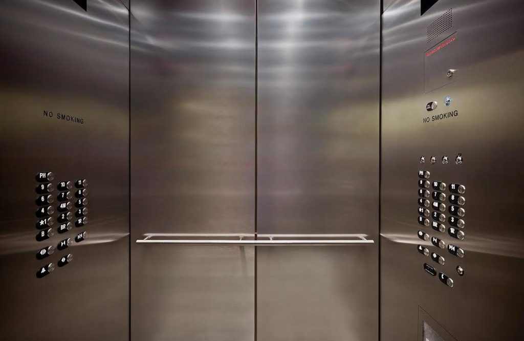 Δείτε για ποιο λόγο υπάρχει το κουμπί «stop» στο ασανσέρ