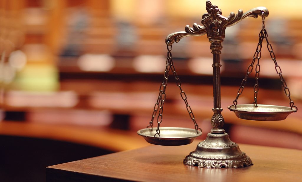 ΗΠΑ: Γυναίκα δικαστής απαιτούσε από δικηγόρους να κάνουν… τρίο στο γραφείο της (βίντεο)