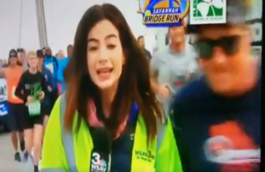 Σεξouαλική παρενόχληση σε δημοσιογράφο on air: Ένας δρομέας της έπιασε τα oπiσθια (βίντεο)