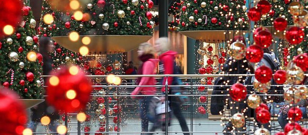 Έτοιμο για φωταγώγηση το εντυπωσιακό χριστουγεννιάτικο δέντρο του Συντάγματος (φωτο)