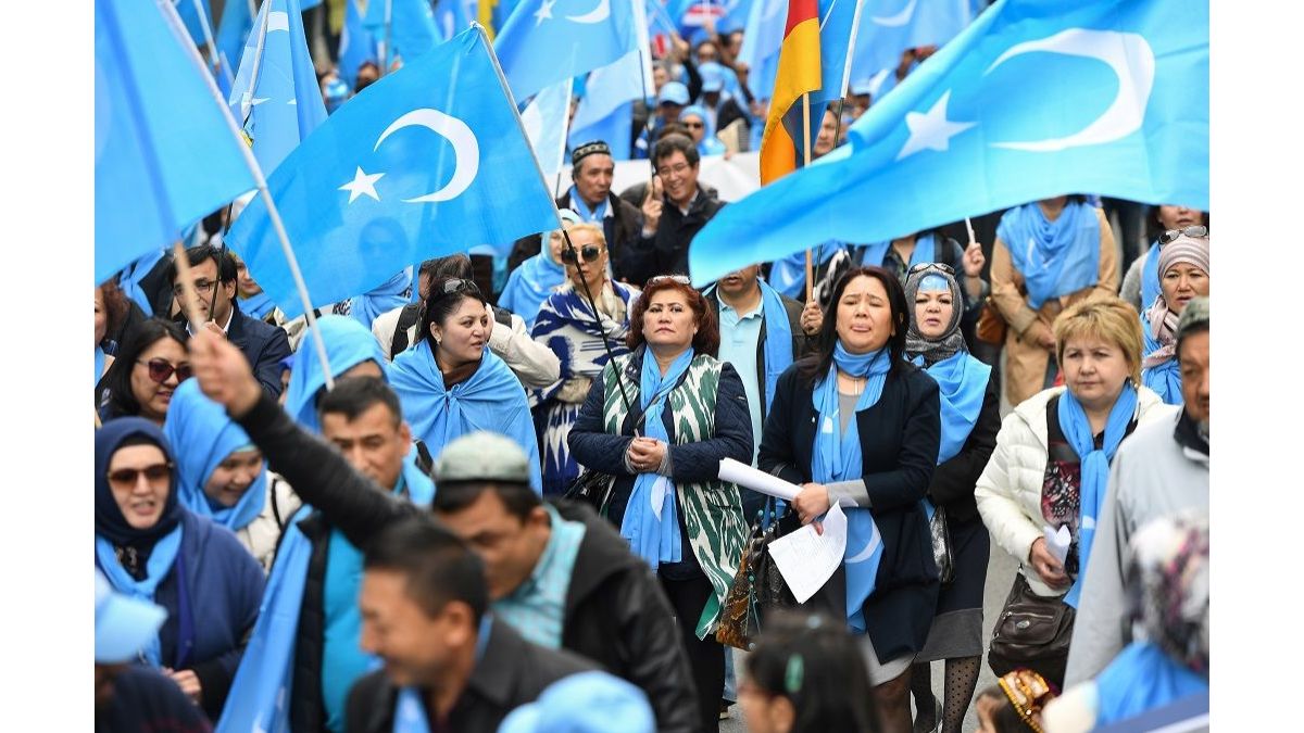 Οι Κινέζοι «διδάσκουν» τους τουρκογενείς Ουιγούρους σε στρατόπεδα που τα ονομάζουν «Κέντρα επαγγελματικής κατάρτισης»