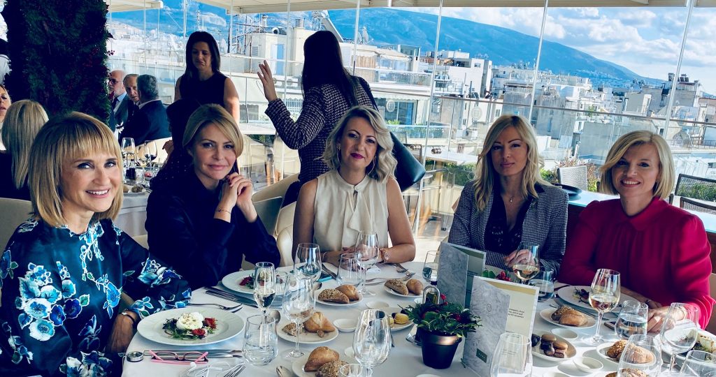 Η Μαρέβα έκανε το τραπέζι στις συζύγους των βουλευτών – Τι δώρο τους έκανε; (φωτό)