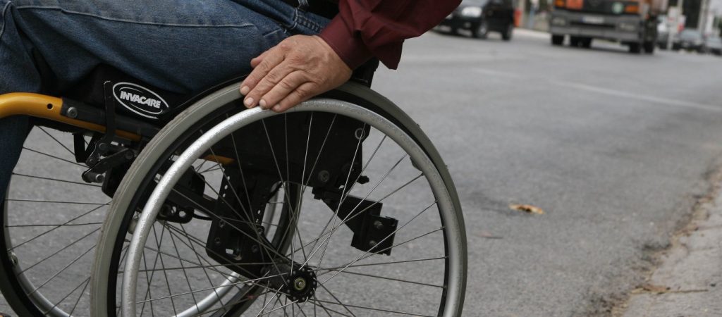 Νεαρός πετάει κάτω ΑμεΑ για να του κλέψει το αναπηρικό καροτσάκι! (βίντεο)