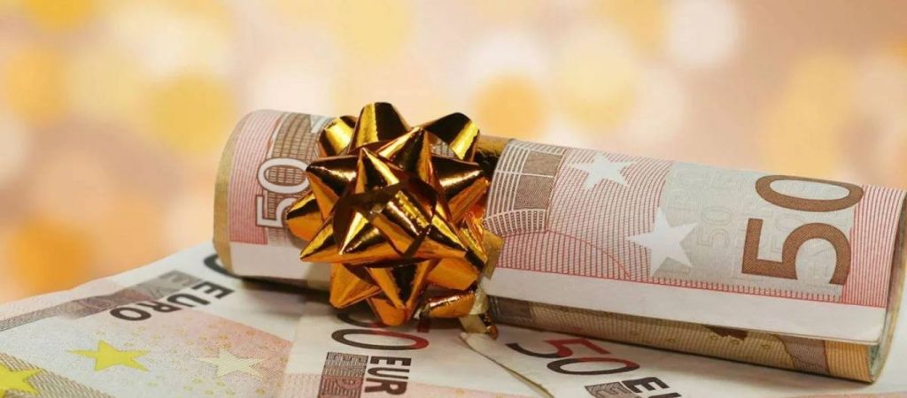 Δώρο Χριστουγέννων: Ξεκινά σήμερα η καταβολή του – Προπληρώνονται και επιδόματα