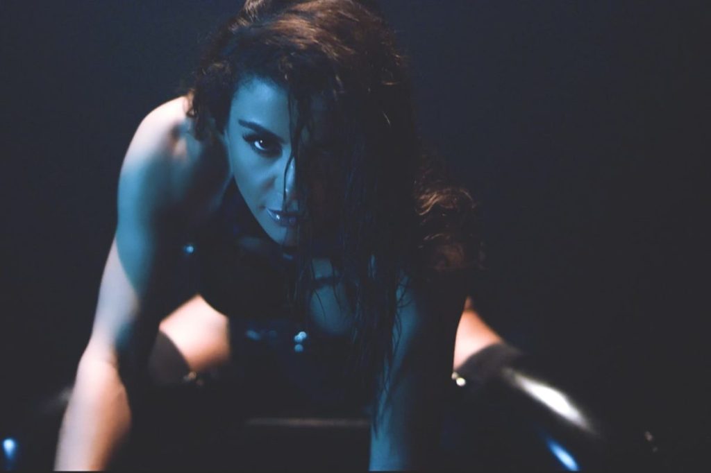 Η «μπουλντόζα» Ειρήνη Παπαδοπούλου με καuτά εσώρουχα στο νέο της βιντεοκλίπ!