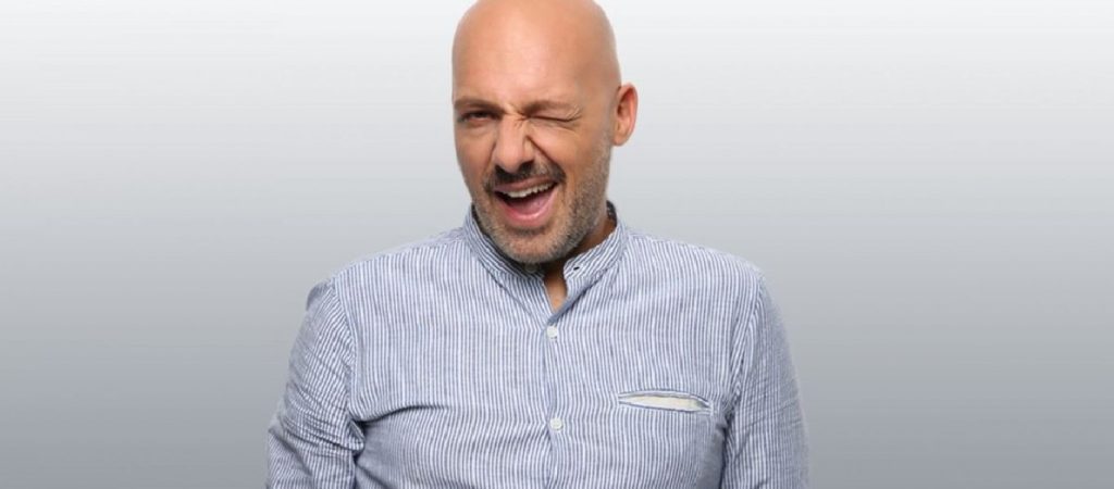 Γνωστός κωμικός για Ν. Μουτσινά: «Μου «κλέβει» ατάκες και τις χρησιμοποιεί στην εκπομπή του (φώτο-βίντεο)