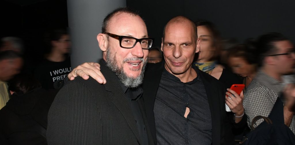 Έδωσε παράσταση ο Κλέων Γρηγοριάδης: Φώναζε στο βήμα της Βουλής «Παραδίνομαι, παραδίνομαι…» (βίντεο)