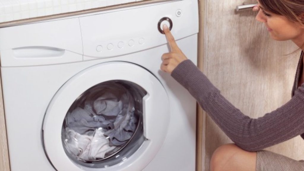 Έβαλε μια μπάλα από αλουμινόχαρτο στο πλυντήριο της – Μόλις δείτε το λόγο θα το κάνετε και εσείς