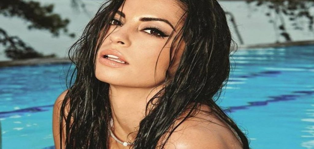 «Τέλος» η μελαχρινή Δήμητρα Αλεξανδράκη – Έγινε κατάξανθη και «κολάζει» τον κόσμο (φώτο)