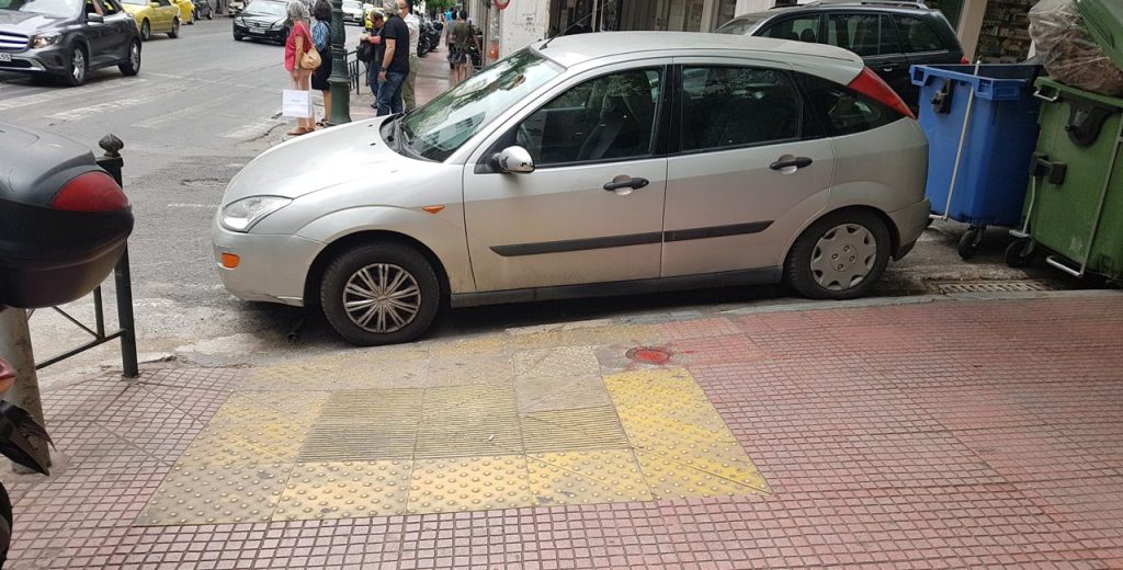 Πρωταθλητές στην παρανομία: 9.531 παρκαρίσματα σε μπάρες αναπήρων μέσα σε 3 μήνες