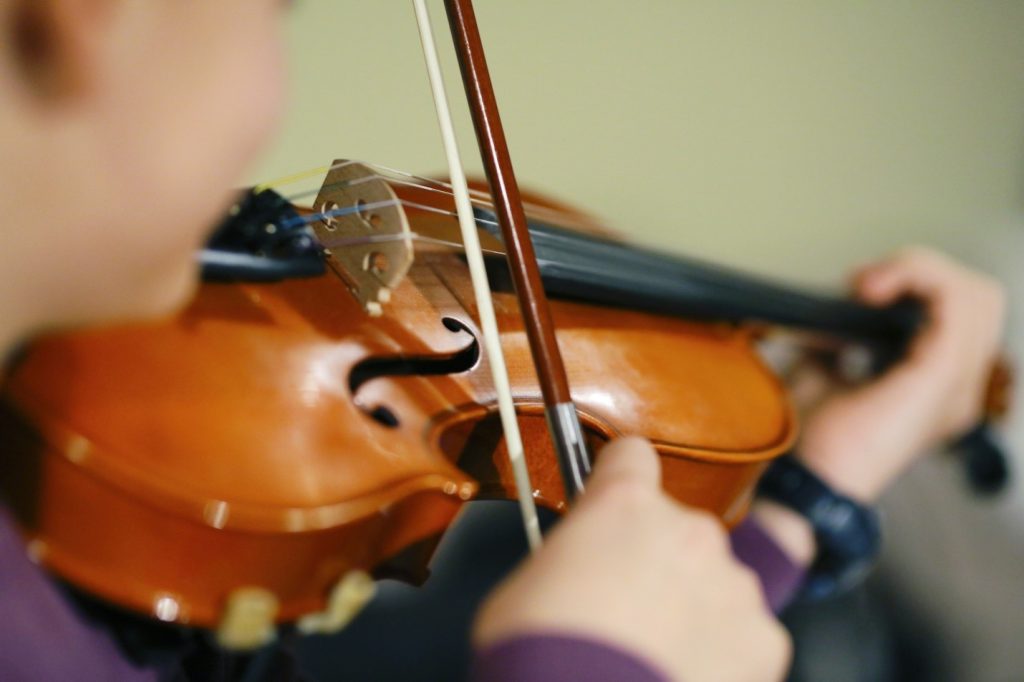 Δεν θα πιστέψετε τι ήταν αυτό που διαμόρφωσε τις τρύπες στο σύγχρονο βιολί! (φωτο)