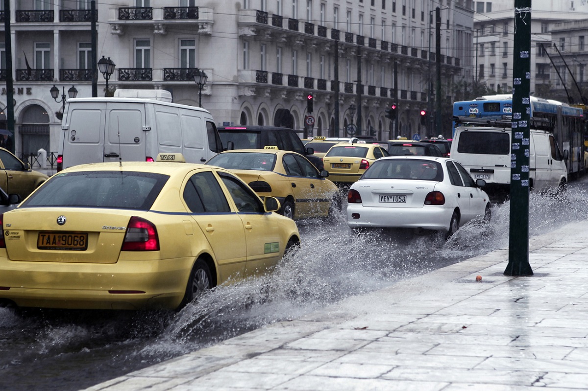 Δείτε ποιοι είναι οι κανόνες οδήγησης που πρέπει να τηρούμε όταν βρέχει