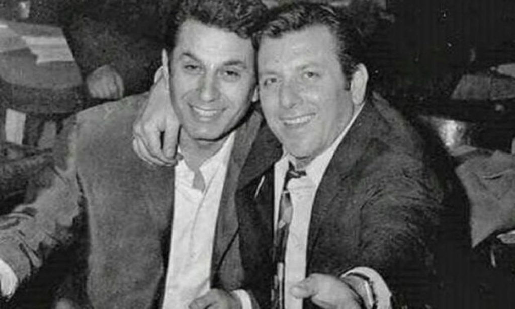 Η χρυσή polaroid: Το κόλπο του Ξανθόπουλου να βγάζει πιο πολλά λεφτά απ’ τους θαυμαστές του παρά απ’ τις ταινίες