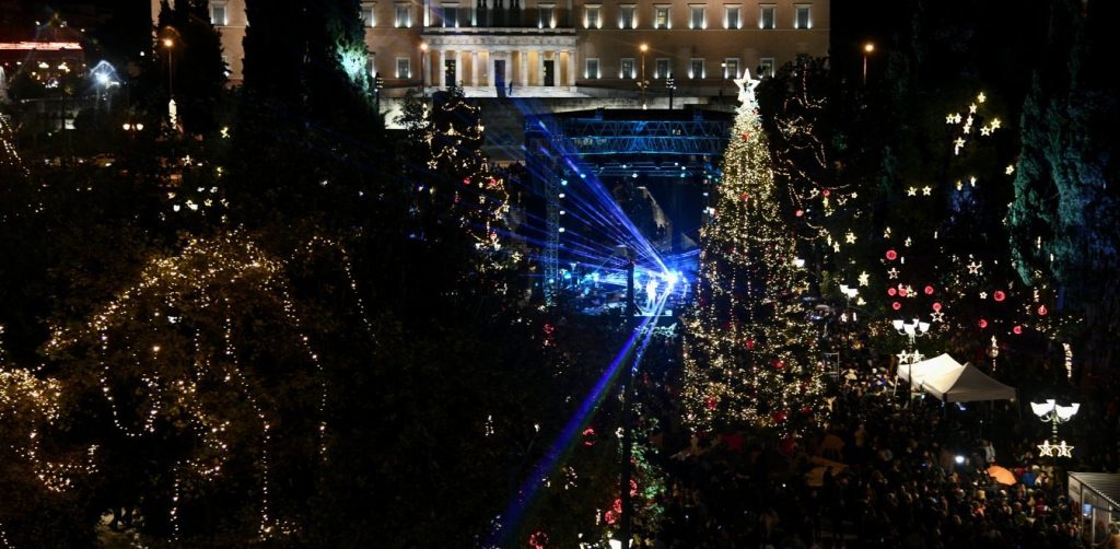 Ούτε 24ωρο δεν έκλεισε: Έγειρε το χριστουγεννιάτικο δέντρο στο Σύνταγμα