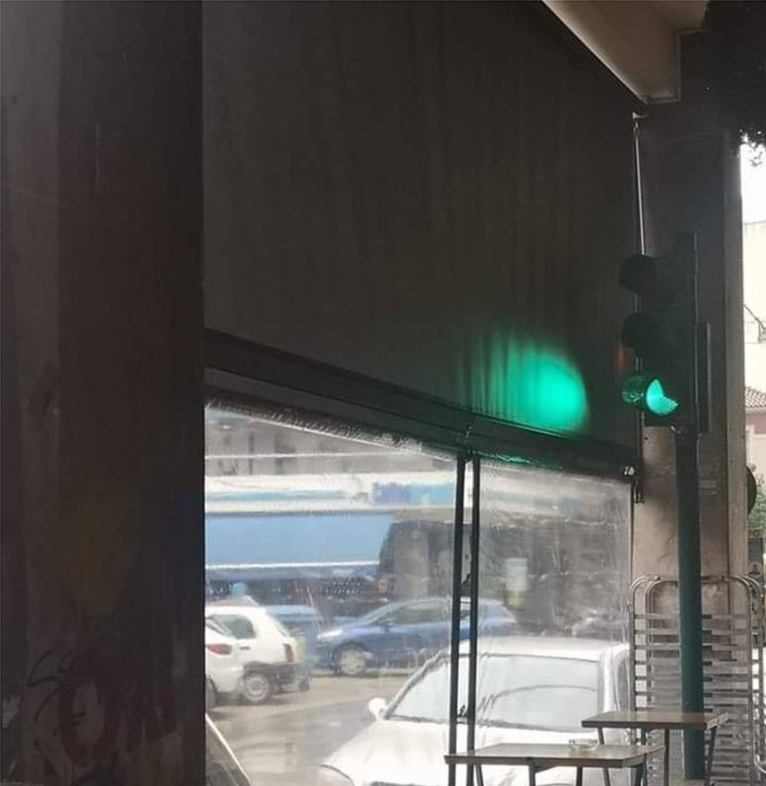 Μόνο στην Ελλάδα: Φανάρι στην Πάτρα βρίσκεται μέσα σε… καφετέρια