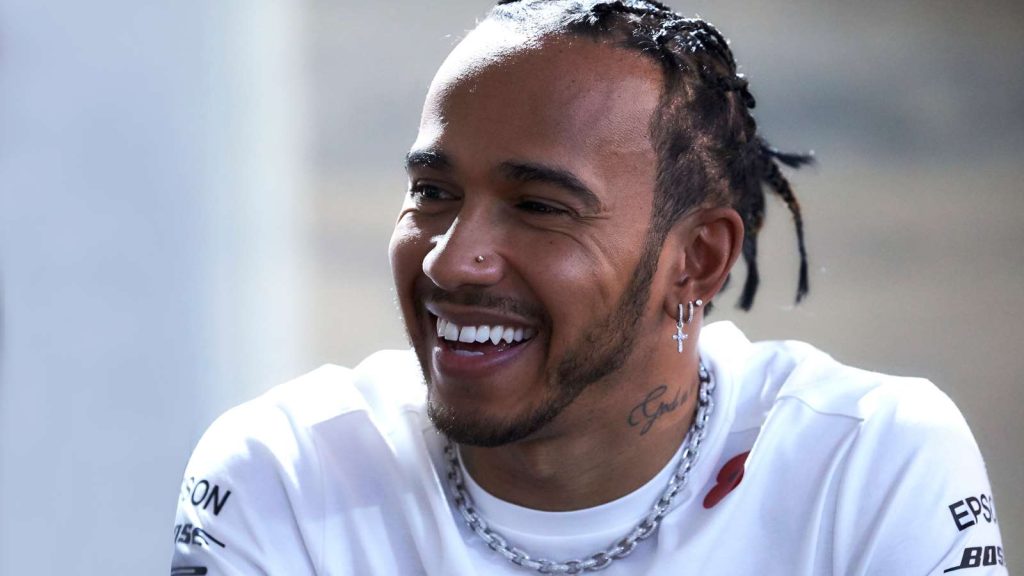 O Lewis Hamilton έπεσε με τη μοτοσικλέτα του Valentino Rossi – Είχαν ανταλλάξει τα «όπλα» τους