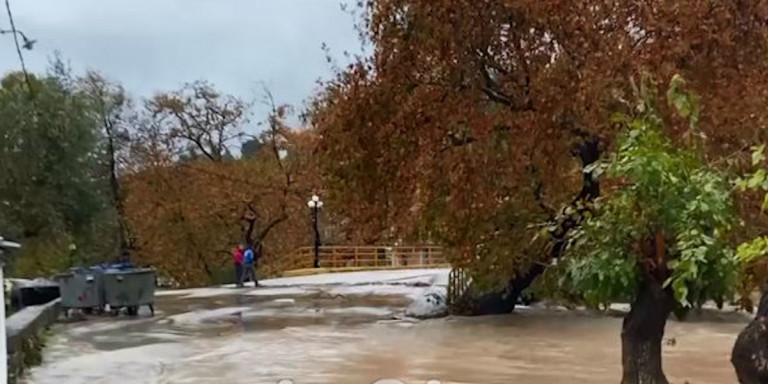 «Κόπηκε» στα δύο η Εύβοια – Γκρεμίστηκε γέφυρα από τα έντονα καιρικά φαινόμενα (φώτο-βίντεο)