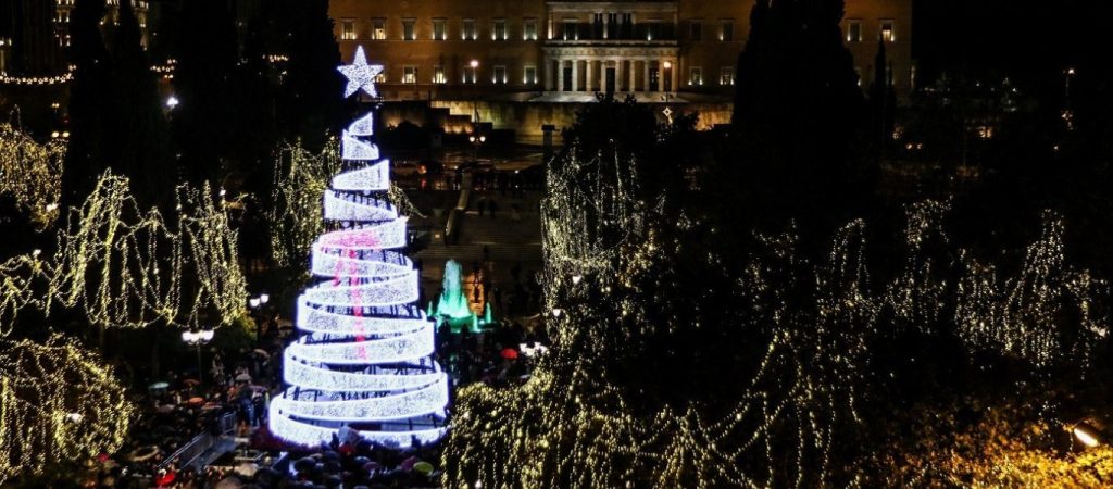 Ζ. Μακρυπούλια – Ε.Παπαρίζου: Έκλεψαν τη παράσταση στη φωταγώγηση του Χριστουγεννιάτικου δέντρου στο Σύνταγμα (φώτο)